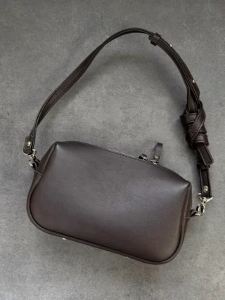 Шикарна якість шкіри✨ Bri bag на класичному ремінці, який подовжується до 125 см 🔘 Натуральна шкіра 🔘 Розмір 25х14.5х7-8…